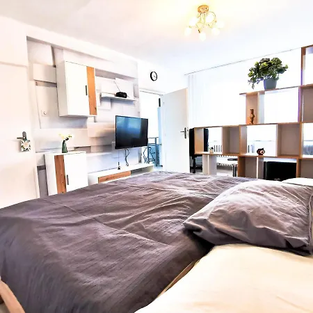 Hroncová, Near Centre&park, Quiet Location Apartamento