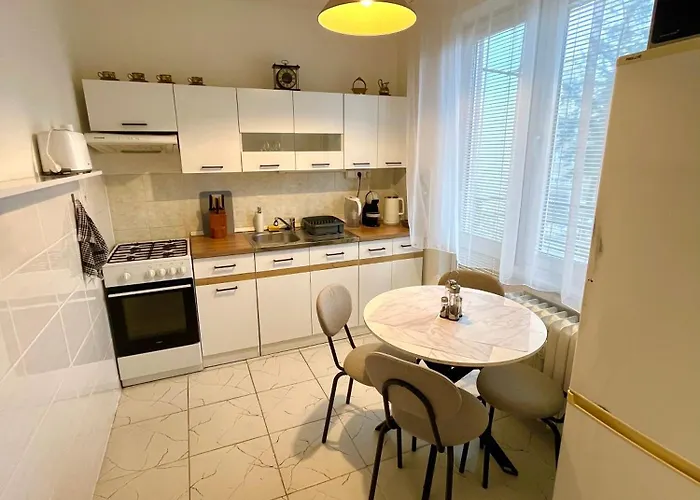 Hroncová, Near Centre&park, Quiet Location Apartamento